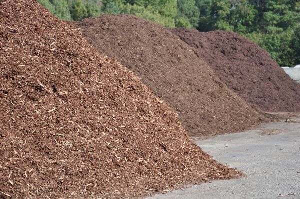 Brown Mulch Delivery in Yorba Linda